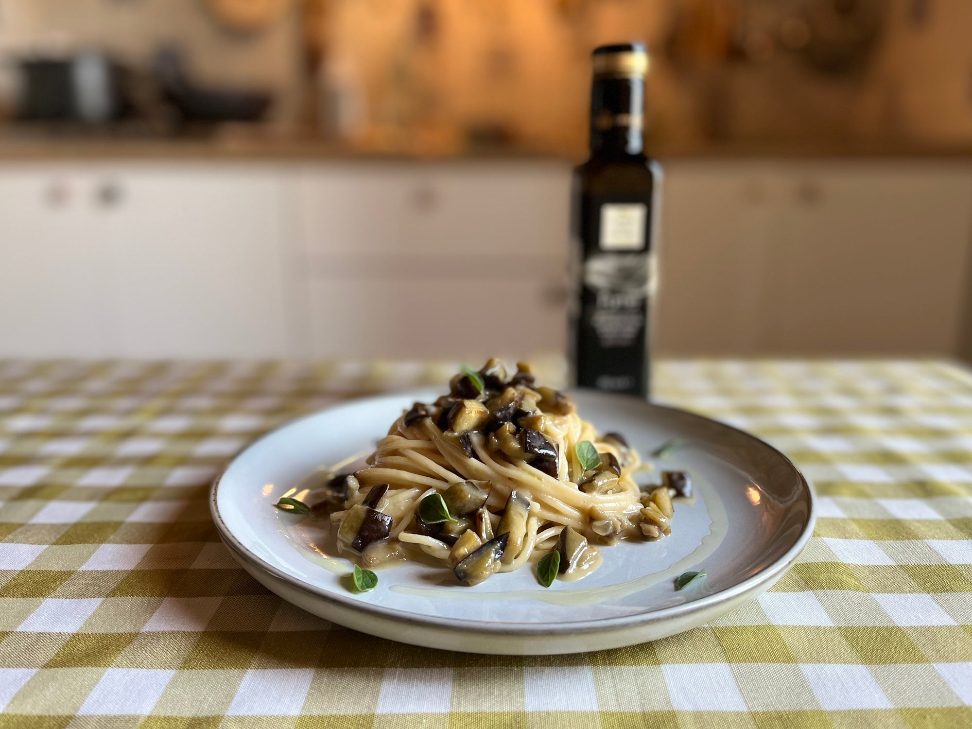 Carbonara vegetariana di melanzane con olio affumicato
