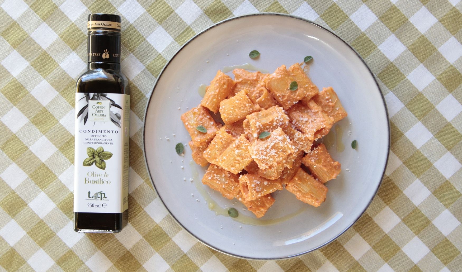 Pasta al pomodoro e ricotta con olio al basilico